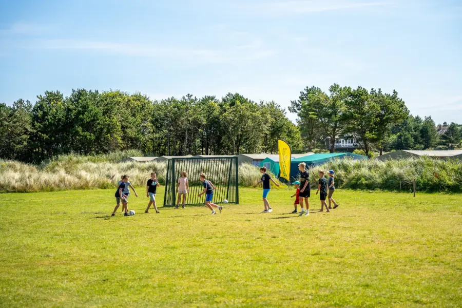 Voetballen op camping Duinoord Ameland
