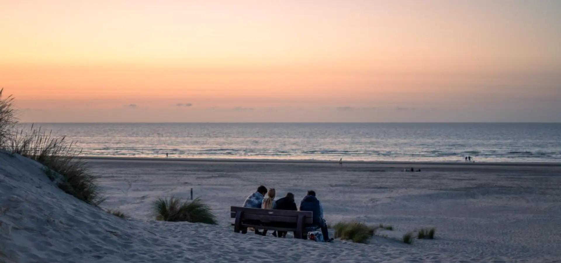 Vrienden zonsondergang strand Ameland
