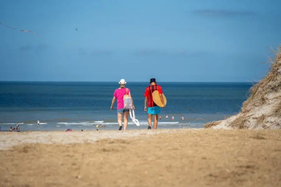 Strand Ameland stel wandelen zee