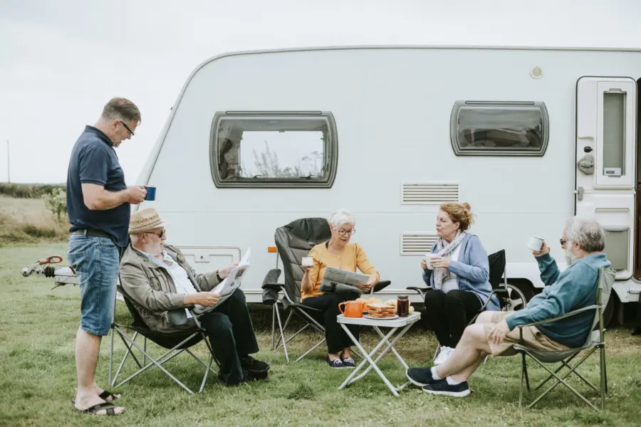 Caravan aan zee met mensen