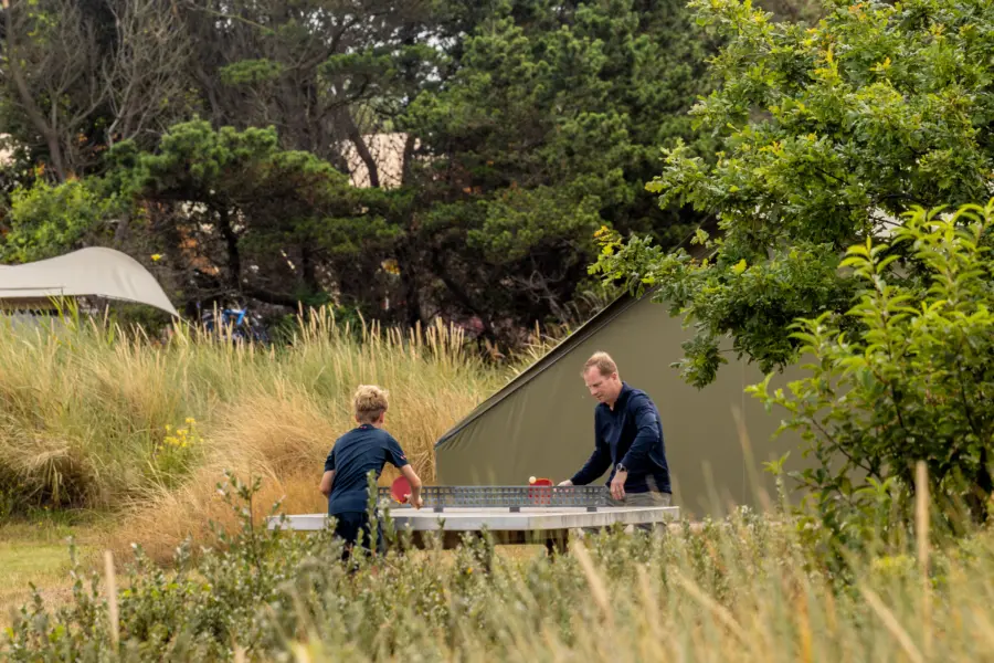 Vader en zoon tafeltennis Glamping met kinderen Strandcamping Duinoord